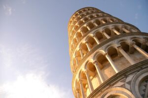 torre di Pisa ripresa dal basso