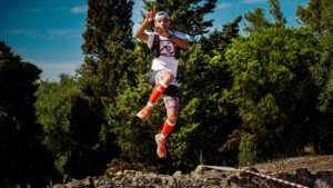 sportivo che salta, trail running